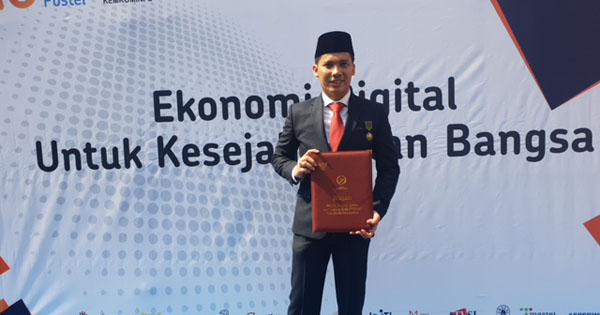 Vice President XL Axiata West Region Terima Satyalancana Pembangunan dari Presiden Jokowi