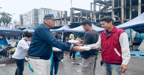 Bentuk Rasa Syukur di Hari Ultah, Pietra Paloh Berbagi Nasi Bungkus ke Pelaku UMKM Tos 3000 Jodoh