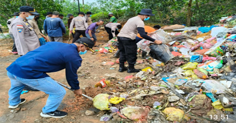 TNI-Polri dan Masyarakat Tebing Goro Bersihkan Sampah Berserakan di Sejumlah TPS