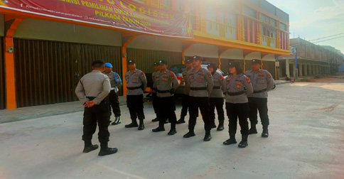 Pastikan Keamanan, Personel Polisi Kawal Ketat Gudang Logistik KPU Karimun Selama 24 Jam