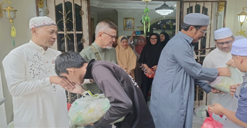 Warga Singapura H Suri Kembali Bagikan 100 Paket Sembako ke Warga Karimun