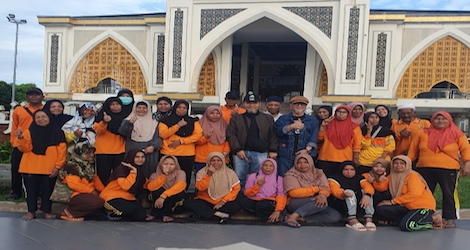 Jumat Berkah, WN Singapura H Suri Berbagi Rezeki dengan Petugas Kebersihan di Karimun