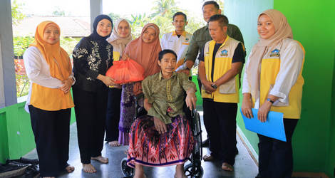 Lanjutkan Roadshow Sambut Hari Lansia, Ketua LKKS Bintan Serahkan 3 Unit Kursi Roda di Bintan Timur