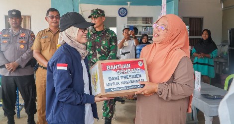 Kementrans Salurkan 1.700 Paket Sembako dari Prabowo untuk Warga Kawasan Transmigrasi Barelang