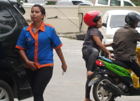 Demi Membantu Ekonomi Keluarga, Neni Rela Jadi Juru Parkir