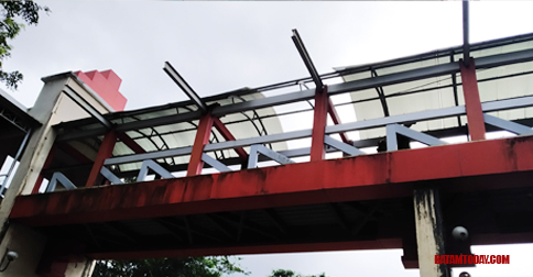 Ujung JPO Mukakuning Persis di Tengah Jalan, Atapnya Rusak Parah
