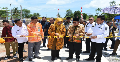 Dewi Ansar Resmikan Jalan Baru Menuju SMAN 1 Singkep Pesisir