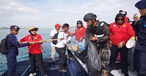 KKP Kumpulkan 6,494 Ton Sampah Plastik Hasil Patroli Pengawasan