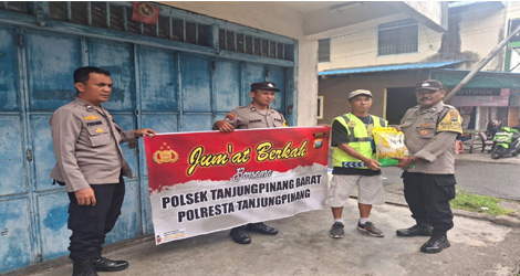 Polsek Tanjungpinang Barat Gelar Jumat Berkah dengan Pemberian Beras SPHP