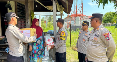 Polres Lingga Gelar Jumat Berkah, Bagikan Sembako untuk Warga Kurang Mampu di Dabo