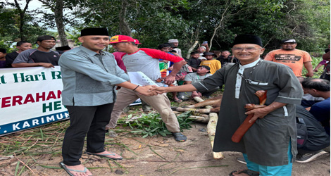 PT Karimun Granite Serahkan 3 Ekor Sapi Kurban Bagi Masyarakat Pasir Panjang dan Lembah Murni