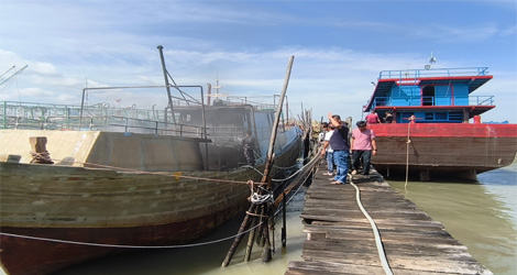 Kapal Penangkap Cumi Terbakar di Dermaga Kayu Meral