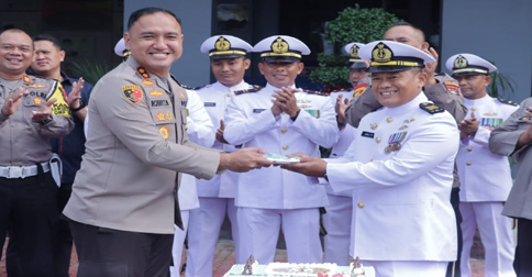 Wujud Sinergitas, Kapolres Karimun Beri Kejutan HUT ke-79 TNI AL