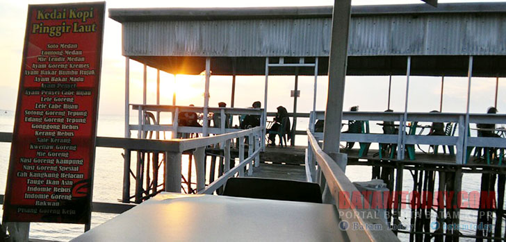 Sensasi Menyeruput Kopi Pinggir Laut Bernuansa Sunset di Tanjungpinang