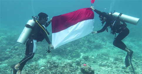 HUT RI ke-75, Lanal Ranai Kibarkan Merah Putih di Bawah Laut Natuna