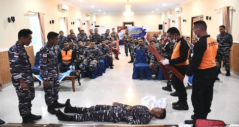 Tingkatkan Keterampilan Prajurit Laut, Lanal TBK Gelar Latihan SAR Gabungan di Perairan Karimun