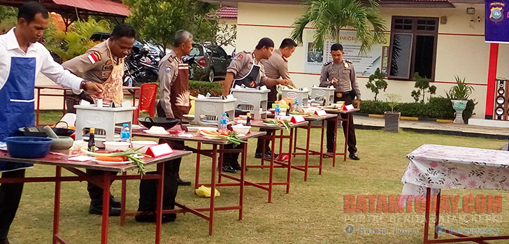 Sambut Hari Ibu, Pejabat Polsek Tebing Ikuti Lomba Masak