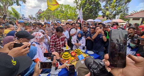 Peringati May Day, Buruh Batam Potong Tumpeng Bersama Wali Kota Muhammad Rudi