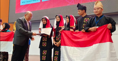 Tim Riset MAN 1 Kuantan Singingi Raih Medali Emas WICE Malaysia