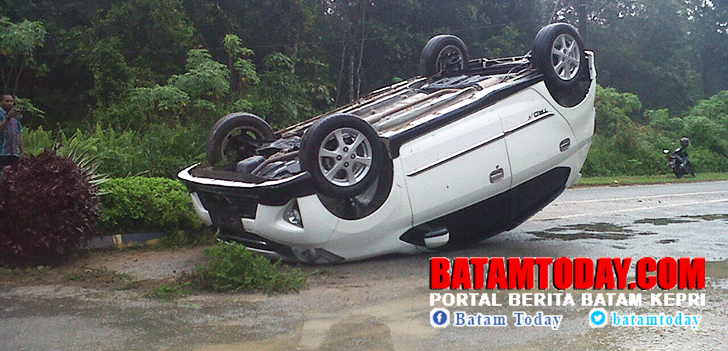 Toyota Agya Terbalik di Jalan Kawal, Pengemudi‎ Wanita Hamil Dilarikan ke RSUP Tanjungpinang