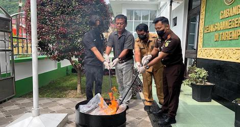 Cabjari Tarempa Musnahkan Barang Bukti dari 14 Perkara yang Sudah Inkracht