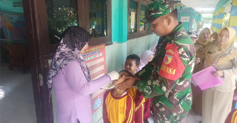Babinsa Kodim Lamongan Berperan Aktif Sukseskan Imunisasi Polio