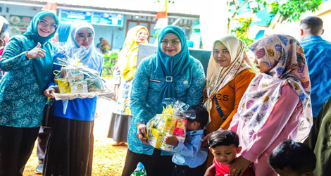 Ketua TP-PKK Kepri Serahkan Paket Pencegahan Stunting di Kampung KB Abyaksa