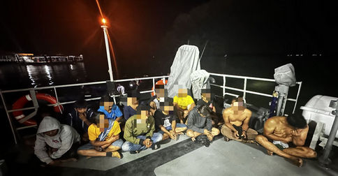Tim F1QR Lanal TBK Amankan 12 PMI Non Prosedural di Perairan Pulau Asam Karimun