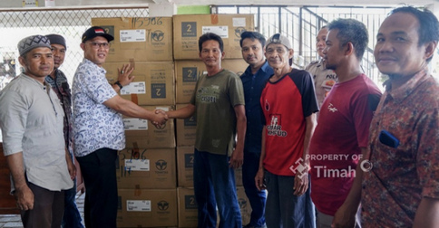 PT Timah Tbk Serahkan Bantuan Mesin Tempel kepada Nelayan Dusun Tanah Merah Bangka Tengah