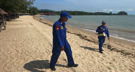 Satpolairud Polres Karimun Tingkatkan Keamanan di Pantai Ketam dengan Imbauan Keselamatan