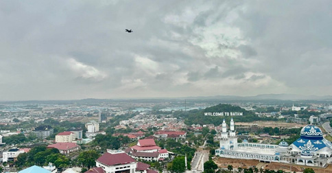Pesawat F-16 Bolak-balik di Langit Batam, TNI AU Pastikan Bagian Fly Pass Batam Solidarity Airshow 2025