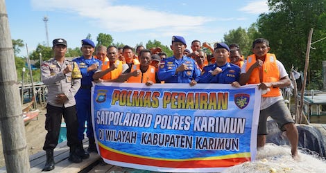 Satpolairud Polres Karimun Bagikan Life Jacket dan Sosialisasikan Keselamatan Berlayar