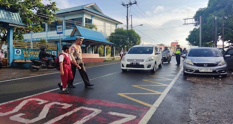 Bantu Atur Lalu Lintas Saat Anak SD Nyebarang Jalan, Satlantas Polres Bintan Tuai Apresiasi
