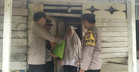Ramadan Penuh Berkah, Polsek Meral Bagikan Paket Sembako Kepada Warga Kurang Mampu