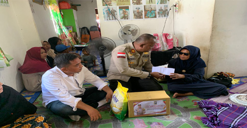 Kapolsek Moro Salurkan Bantuan Keluarga Korban Laka Laut di Desa Pauh Karimun