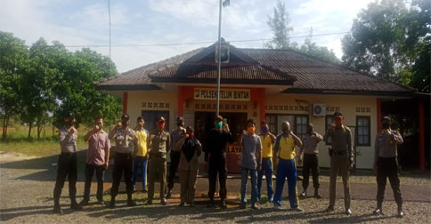 Peringatan HUT Bhayangkara ke-74, Polsek Teluk Bintan Bersihkan Rumah Ibadah