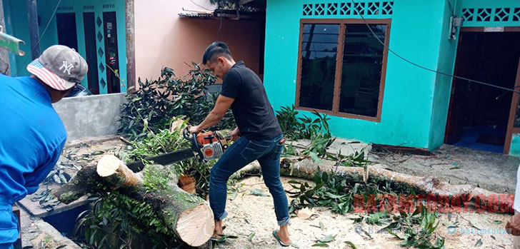 Polisi Berpangkat Ipda Ini 'Menjelma' Jadi Petugas Badan Penanggulangan Bencana Alam Bintan