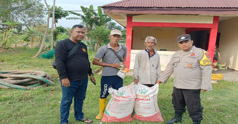 Polsek Meral Berikan Bantuan Pupuk, Bibit dan Obat Pertanian kepada Kelompok Tani Karimun Jaya