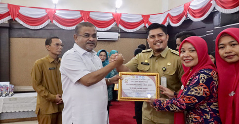 Bupati Karimun Beri Penghargaan 9 Kader Posyandu Mengabdi 20 Tahun