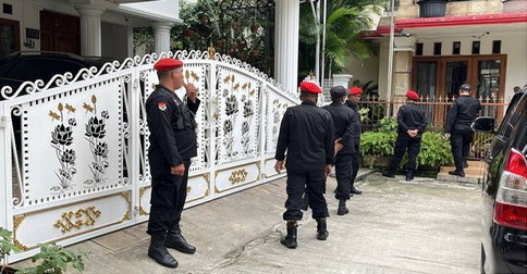 Rumah Hasto Kristiyanto di Bekasi Dijaga Satgas Cakra Buana PDIP