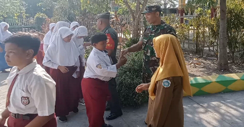 Senin Berkibar Jadi Landasan Mencetak Generasi Muda Berkarakter di Lamongan