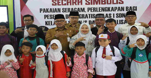 Pemko Tanjungpinang Serahkan Ribuan Seragam dan Perlengkapan Sekolah Gratis