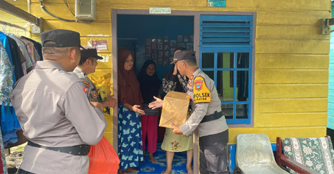 Kapolsek Palmatak Beri Bansos kepada Keluarga Nelayan Hilang saat Melaut