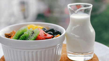 Ini Penyebab Susu Cair Dilarang Disimpan dalam Botol Kaca Bening