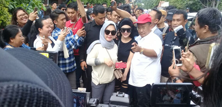 Syahrini Tebar 'Sesuatu' di Kedai Kopi Bang Hotman