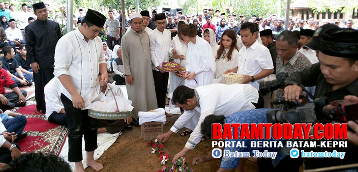 Jenazah Rekaveny Dimakamkan di Pemakaman Keluarga Sasono Punggowo Nongsa