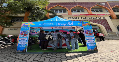 Telkomsel dan Pertamina Lubricants Gelar Kick-Off 'Telkomsel x Enduro Goes to School' di SMKN 5 Padang