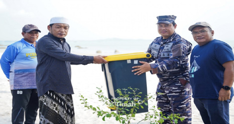 PT Timah Beri Bantuan Alat Kebersihan kepada Kelompok Sadar Wisata Desa Rambak