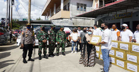 Warga Tionghoa Natuna Bagikan Seribu Paket Sembako kepada Warga Kurang Mampu