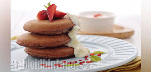 Resep Pancake Cokelat dengan Yogurt Stroberi